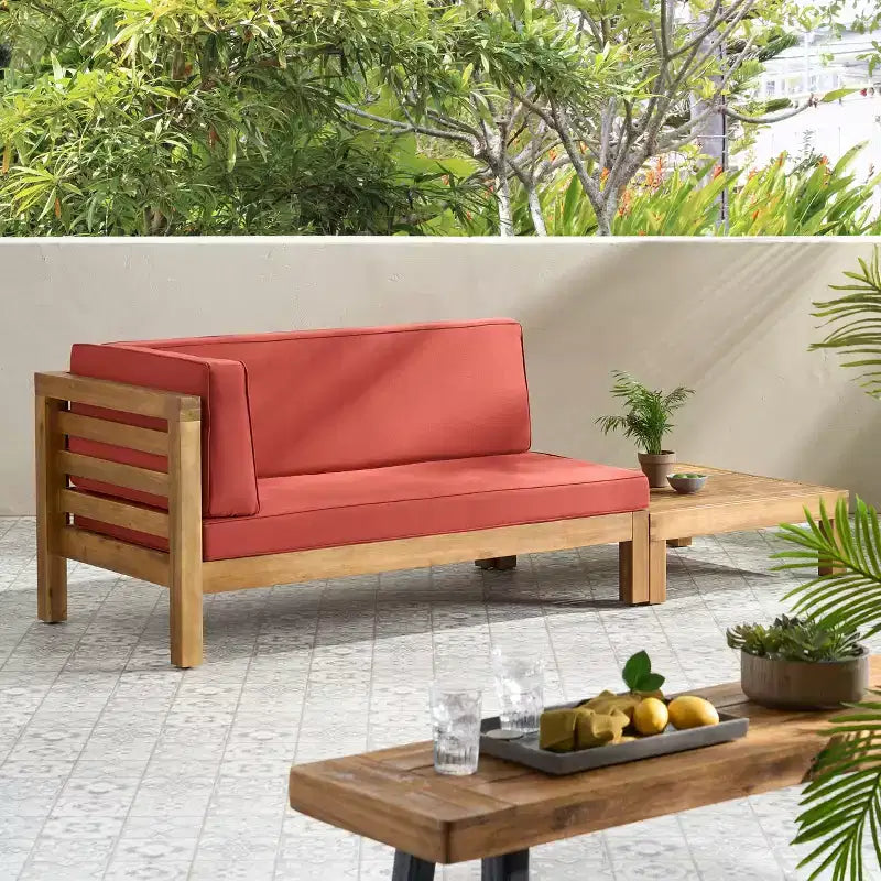 Ensemble Christopher Knight Home Oana avec causeuse d’extérieur en bois d’acacia à accoudoir gauche et table basse, avec coussin