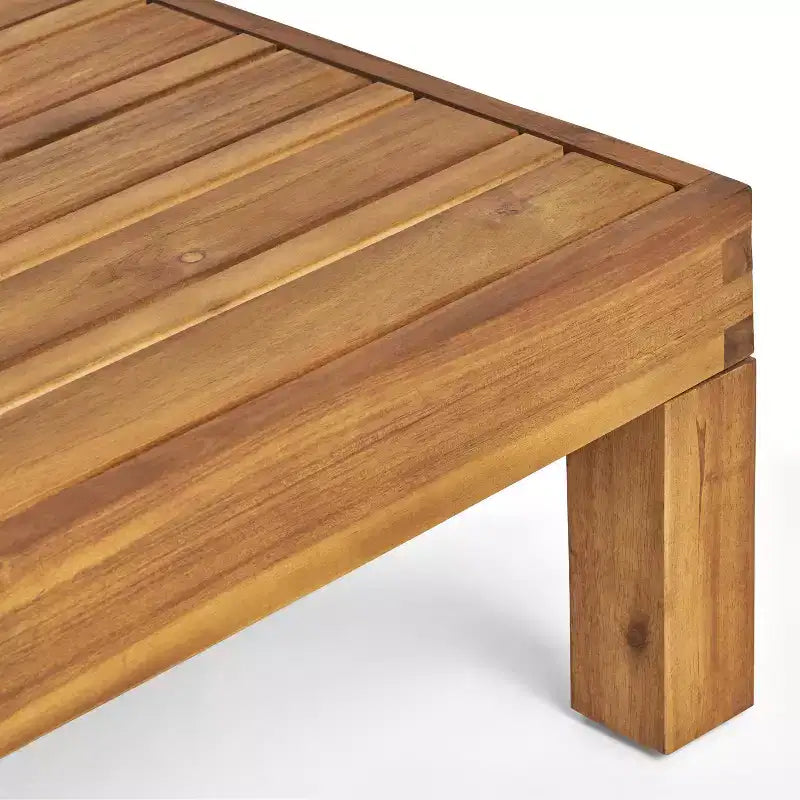 Ensemble Christopher Knight Home Oana avec causeuse d’extérieur en bois d’acacia à accoudoir gauche et table basse, avec coussin