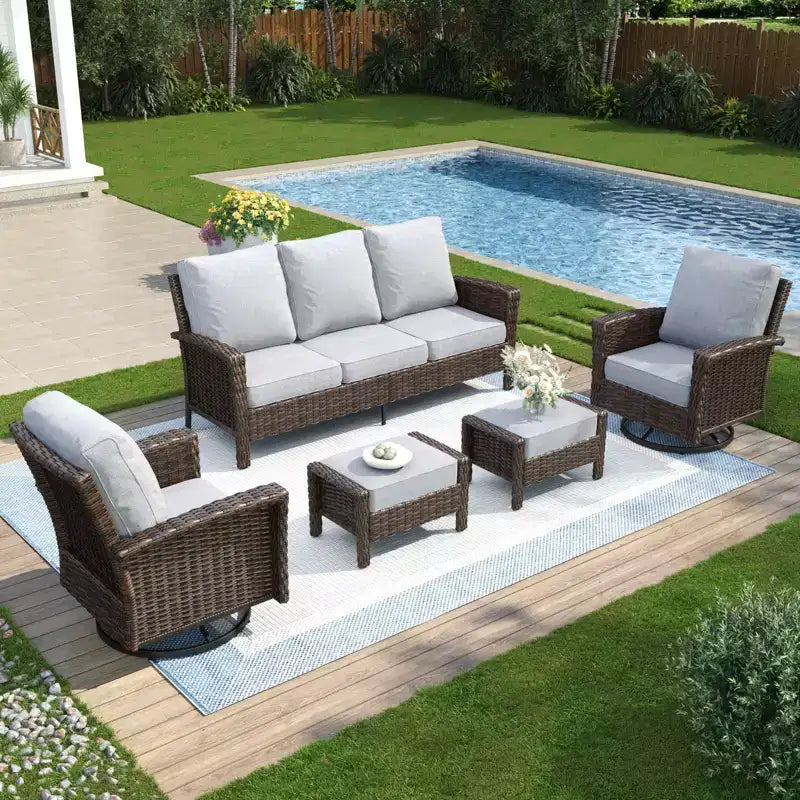 Captiva Designs 5-teiliges übergroßes Outdoor-Lounge-Set aus Korbgeflecht mit Sofa und Hockern für Garten, Hof und Veranda