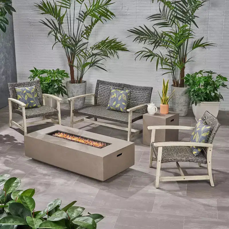 Ensemble de salon de jardin Augusta de Christopher Knight Home pour 4 personnes, en bois d'acacia et osier, avec brasero