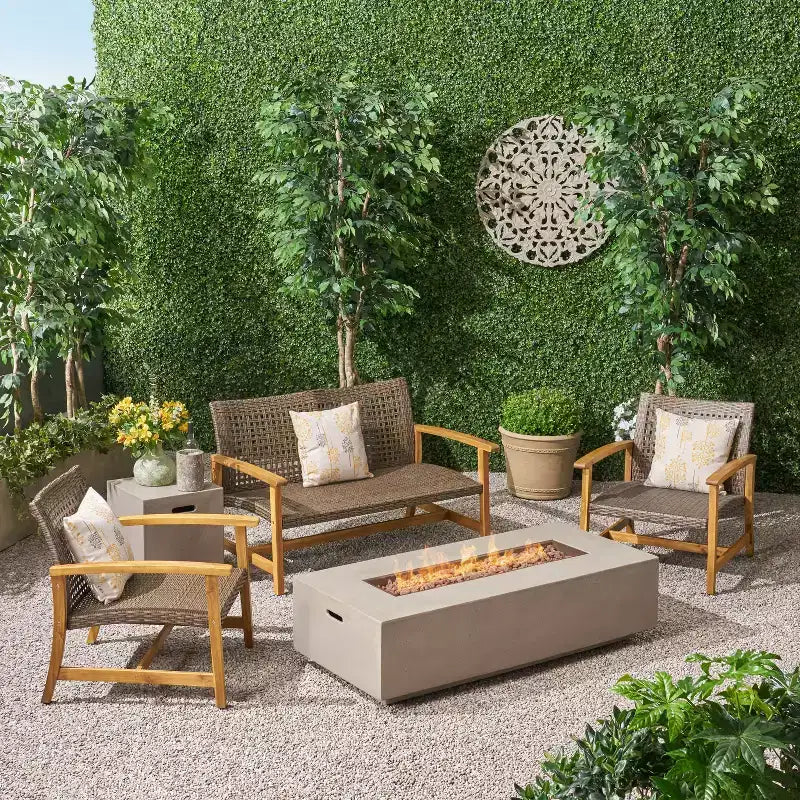 Ensemble de salon de jardin Augusta de Christopher Knight Home pour 4 personnes, en bois d'acacia et osier, avec brasero