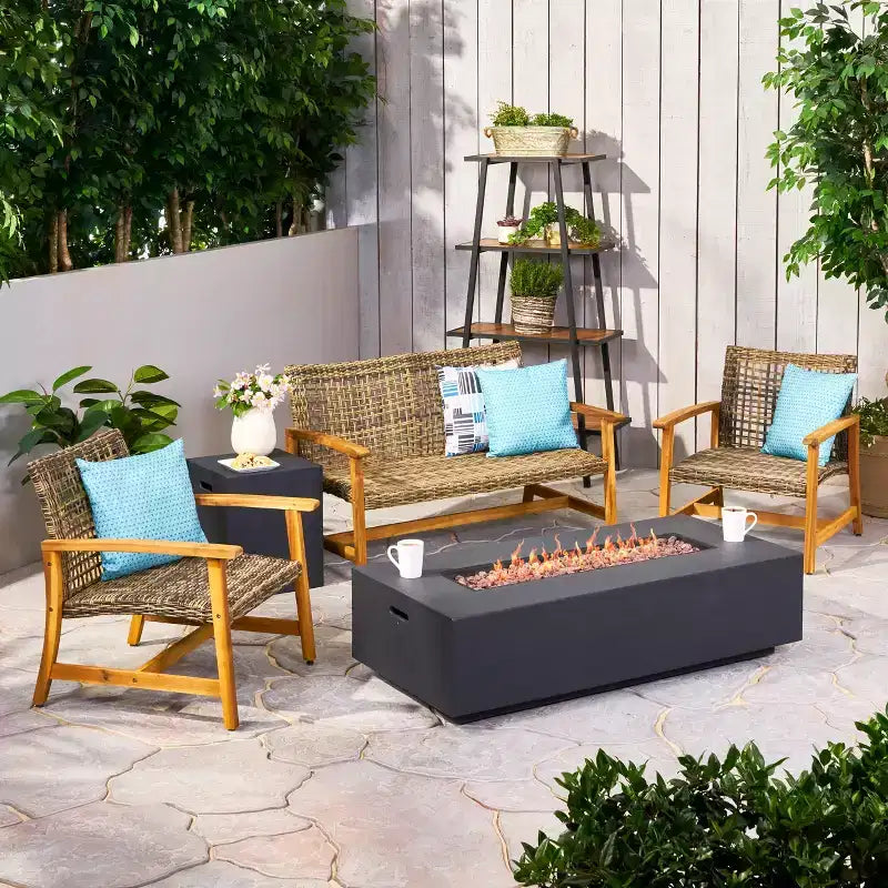Christopher Knight Home Augusta Outdoor-Sitzgruppe für 4 Personen aus Akazienholz und Korbgeflecht mit Feuertisch