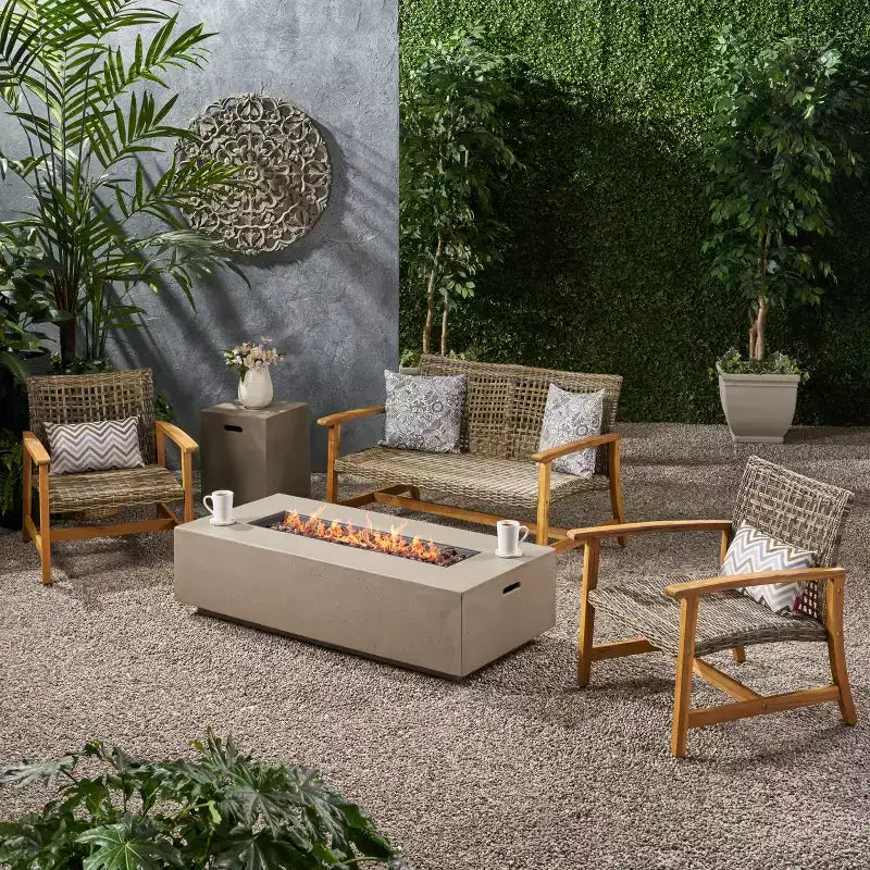 Christopher Knight Home Augusta Outdoor-Sitzgruppe für 4 Personen aus Akazienholz und Korbgeflecht mit Feuertisch