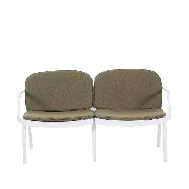 Conjunto moderno de 3 piezas para exterior Gunda de Christopher Knight Home, con sofá de dos plazas y silla tapizados en polipropileno