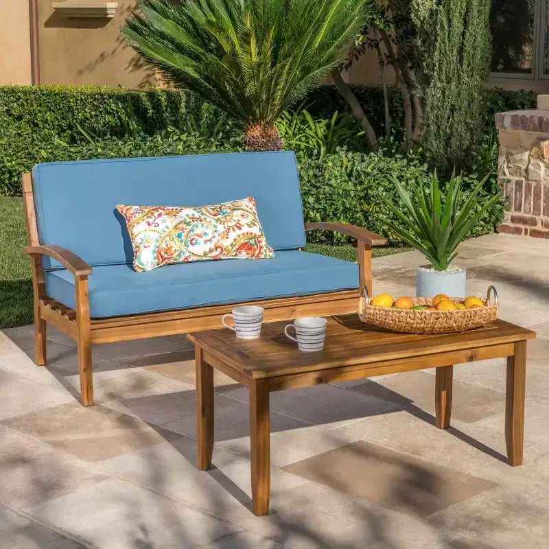 Conjunto de sofá de dos plazas y mesa de centro de madera de acacia para exterior Keanu de GDFStudio, con cojines