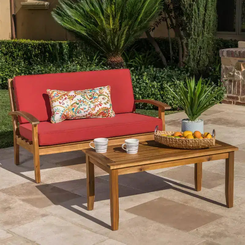 Conjunto de sofá de dos plazas y mesa de centro de madera de acacia para exterior Keanu de GDFStudio, con cojines