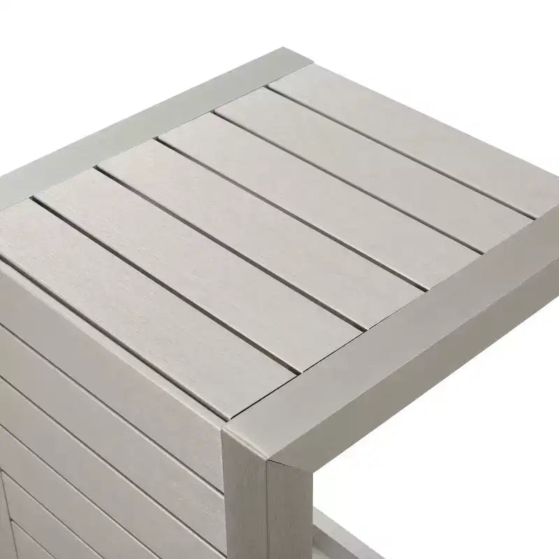 Juego para patio de 8 piezas Joanne de Christopher Knight Home con sillones de ratán y mesas auxiliares de aluminio en forma de C