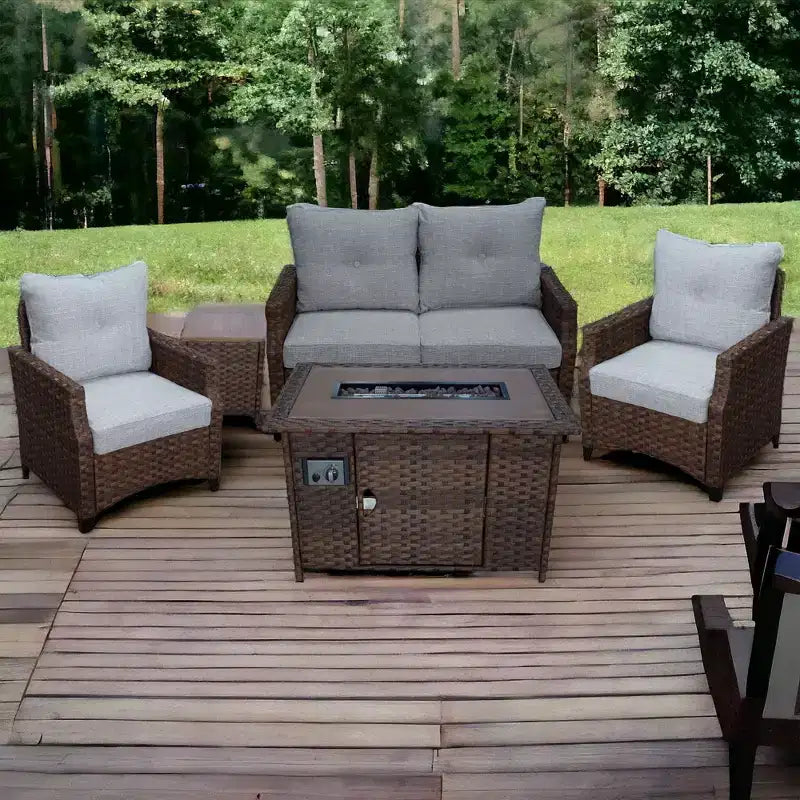 Ensemble de causeuse Courtyard Casual Costa Mesa 5 pièces - marron, un canapé, deux fauteuils club, une table d'appoint et un cadre de brasero avec tissu en polyester teint dans la masse