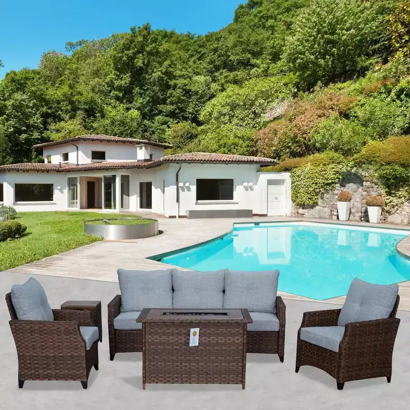 Ensemble de canapé Courtyard Casual Costa Mesa 5 pièces - marron, un canapé, deux fauteuils club, une table d’appoint et une structure de brasero avec tissu en polyester teint dans la masse