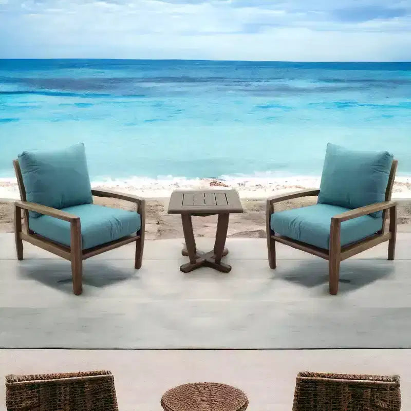 Ensemble de sièges Avalon de Courtyard Casual en teck certifié FSC, 3 pièces, comprenant deux fauteuils club et une table d’appoint carrée