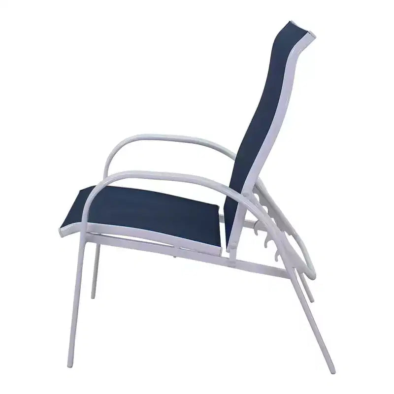 Conjunto de 5 sillas reclinables Santa Fe de Courtyard Casual con otomanas Incluye dos sillas reclinables tipo sling, dos otomanas tipo sling y una mesa auxiliar