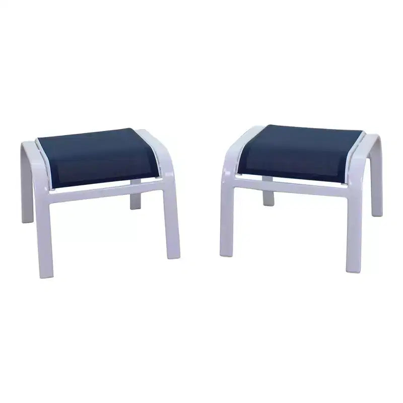 Conjunto de 5 sillas reclinables Santa Fe de Courtyard Casual con otomanas Incluye dos sillas reclinables tipo sling, dos otomanas tipo sling y una mesa auxiliar