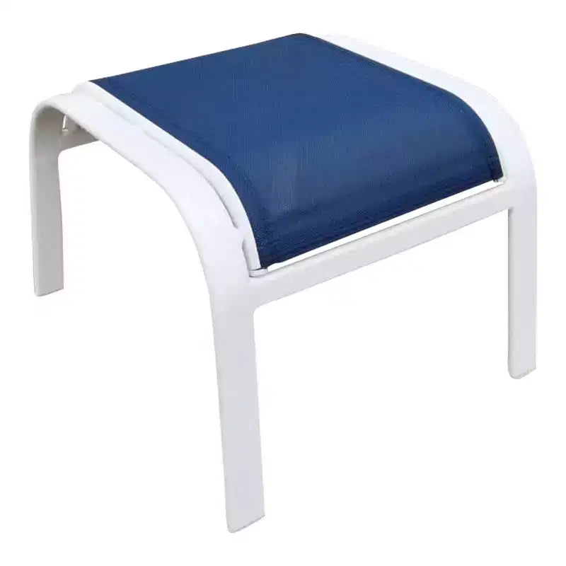 Conjunto de 5 sillas reclinables Santa Fe de Courtyard Casual con otomanas Incluye dos sillas reclinables tipo sling, dos otomanas tipo sling y una mesa auxiliar