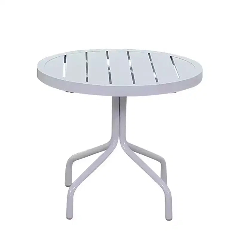 Conjunto de 5 sillas reclinables Santa Fe de Courtyard Casual con otomanas Incluye dos sillas reclinables tipo sling, dos otomanas tipo sling y una mesa auxiliar