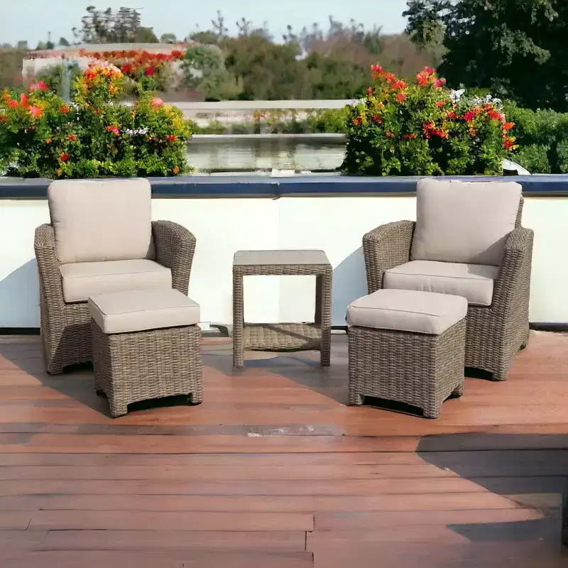 Conjunto de conversación relajada Capri de Courtyard Casual de 5 piezas Incluye: una mesa auxiliar, dos sillones club y dos otomanas