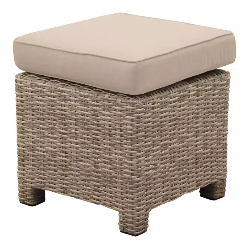 Conjunto de conversación relajada Capri de Courtyard Casual de 5 piezas Incluye: una mesa auxiliar, dos sillones club y dos otomanas