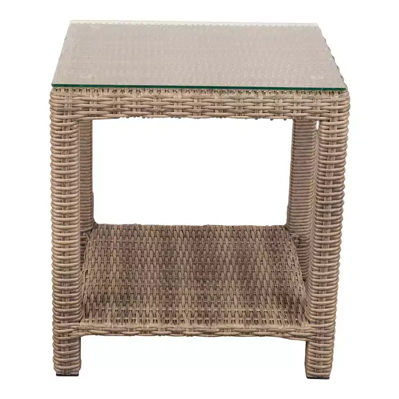 Conjunto de conversación relajada Capri de Courtyard Casual de 5 piezas Incluye: una mesa auxiliar, dos sillones club y dos otomanas