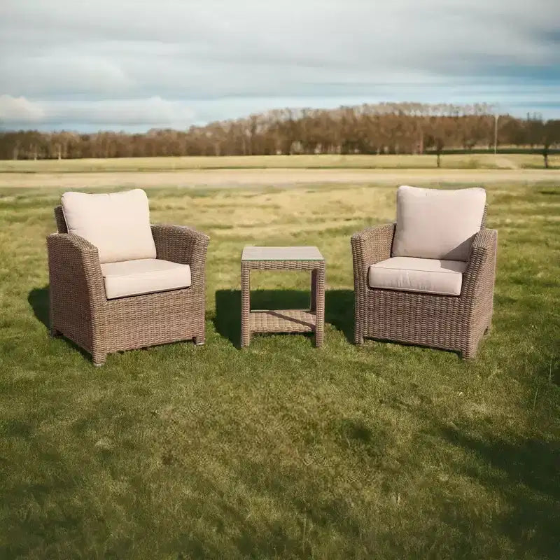 Conjunto de conversación de 3 piezas Courtyard Casual Capri. Incluye: una mesa auxiliar y dos sillones