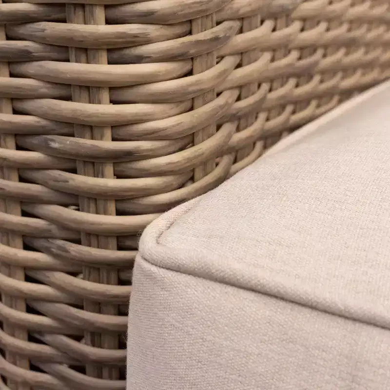 Conjunto de conversación de 3 piezas Courtyard Casual Capri. Incluye: una mesa auxiliar y dos sillones