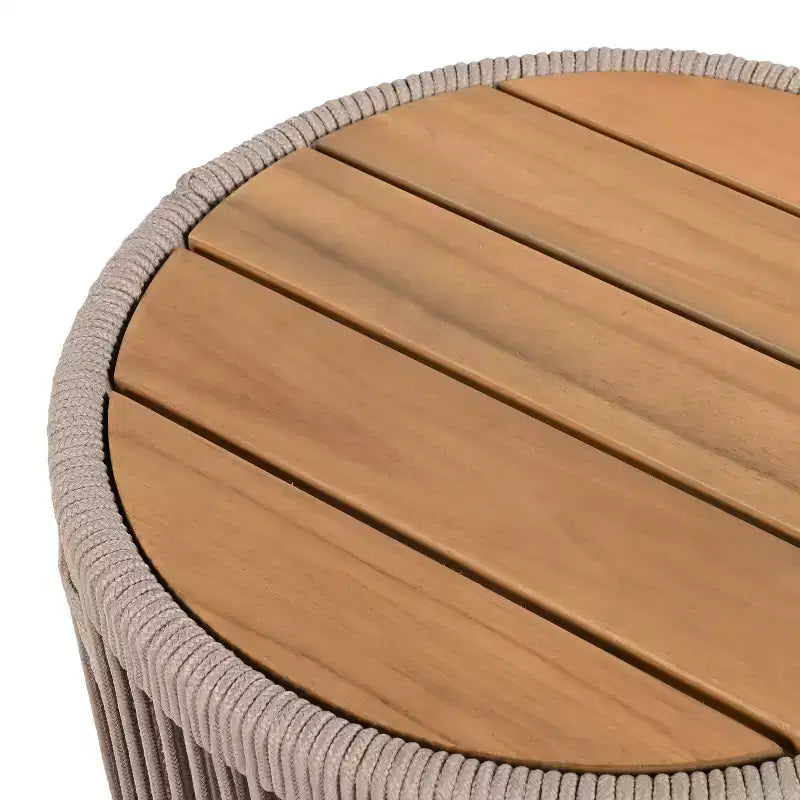 Conjunto Christopher Knight Home Yamina de 2 piezas con silla giratoria de cuerda para exterior y mesa auxiliar de madera de acacia