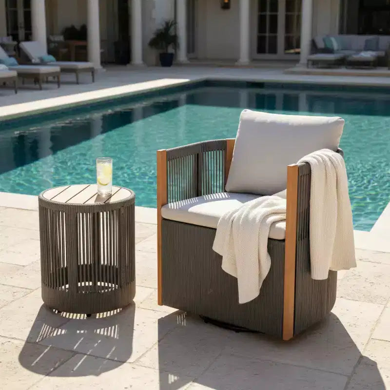 Conjunto Christopher Knight Home Yamina de 2 piezas con silla giratoria de cuerda para exterior y mesa auxiliar de madera de acacia