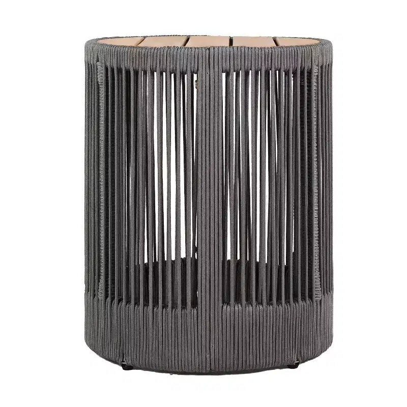 Conjunto Christopher Knight Home Yamina de 2 piezas con silla giratoria de cuerda para exterior y mesa auxiliar de madera de acacia