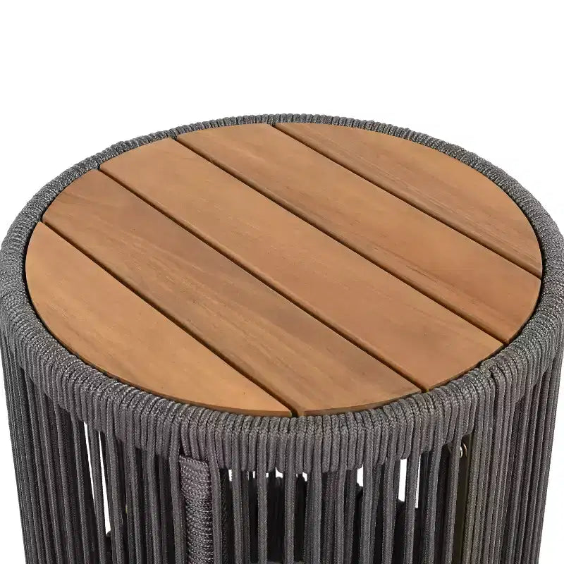 Conjunto Christopher Knight Home Yamina de 2 piezas con silla giratoria de cuerda para exterior y mesa auxiliar de madera de acacia