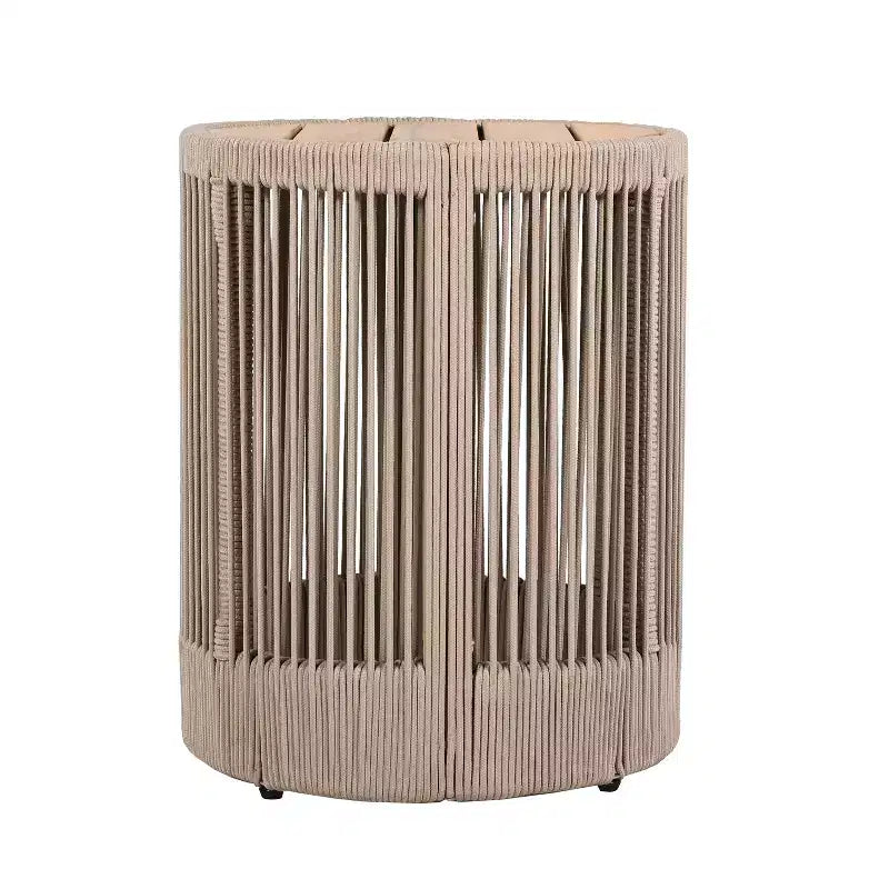Conjunto Christopher Knight Home Yamina de 2 piezas con silla giratoria de cuerda para exterior y mesa auxiliar de madera de acacia