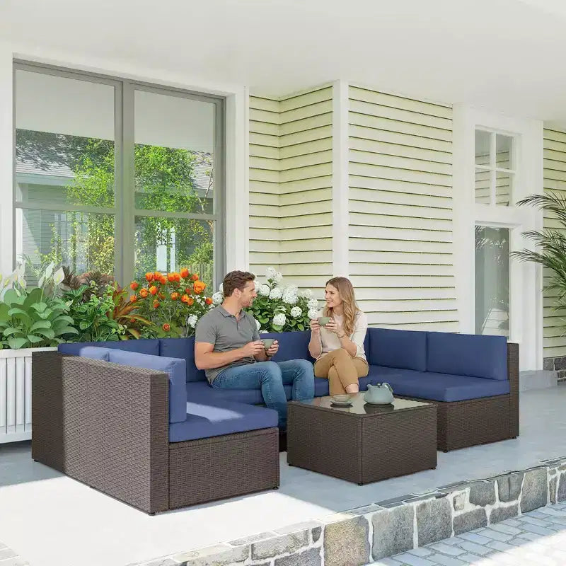 Conjunto de muebles de patio Outsunny de 7 piezas, conjuntos de conversación de muebles de ratán PE para exterior resistentes a cualquier clima con cojines y mesa de centro con tablero de vidrio