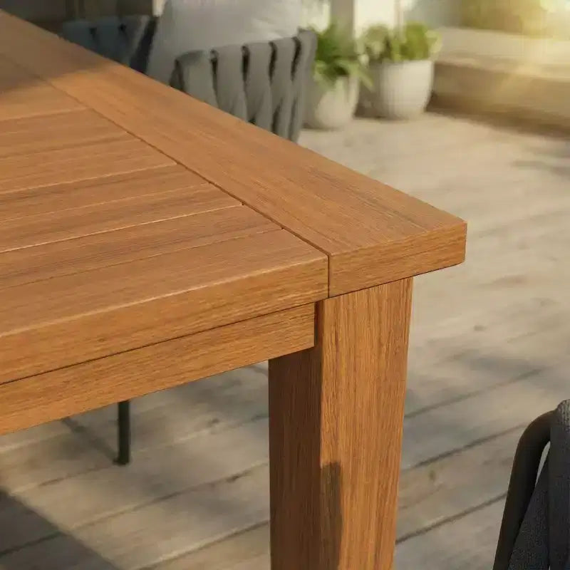 Mesa y sillas de comedor para exterior de HDPE con veta de madera de teca natural Famapy, mesa de patio resistente a la intemperie con orificio para sombrilla, conjunto para patio y jardín