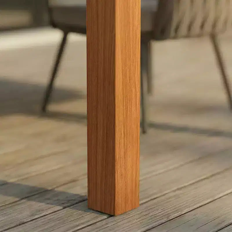 Mesa y sillas de comedor para exterior de HDPE con veta de madera de teca natural Famapy, mesa de patio resistente a la intemperie con orificio para sombrilla, conjunto para patio y jardín