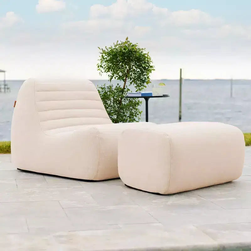 Conjunto de muebles de exterior para patio Solvana de Big Joe, silla y otomana de tela resistente a la intemperie, de lino de alto rendimiento, conjunto seccional de 2 piezas, crema iluminada por el sol