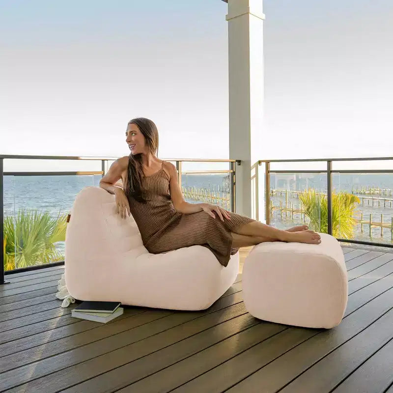 Conjunto de muebles de exterior para patio Solvana de Big Joe, silla y otomana de tela resistente a la intemperie, de lino de alto rendimiento, conjunto seccional de 2 piezas, crema iluminada por el sol