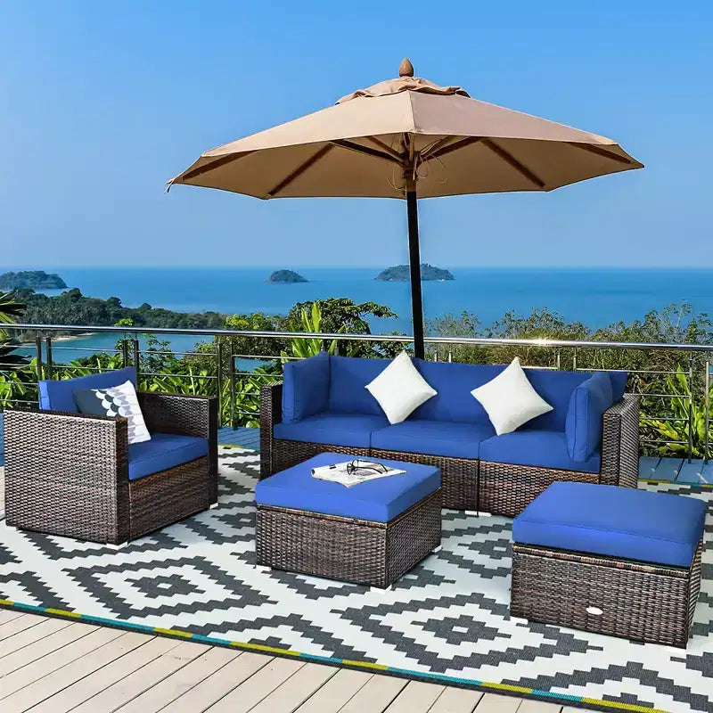 Conjunto de muebles de ratán para patio de 6 piezas de Costway, sofá seccional con cojines, mesa de centro y otomana, azul marino