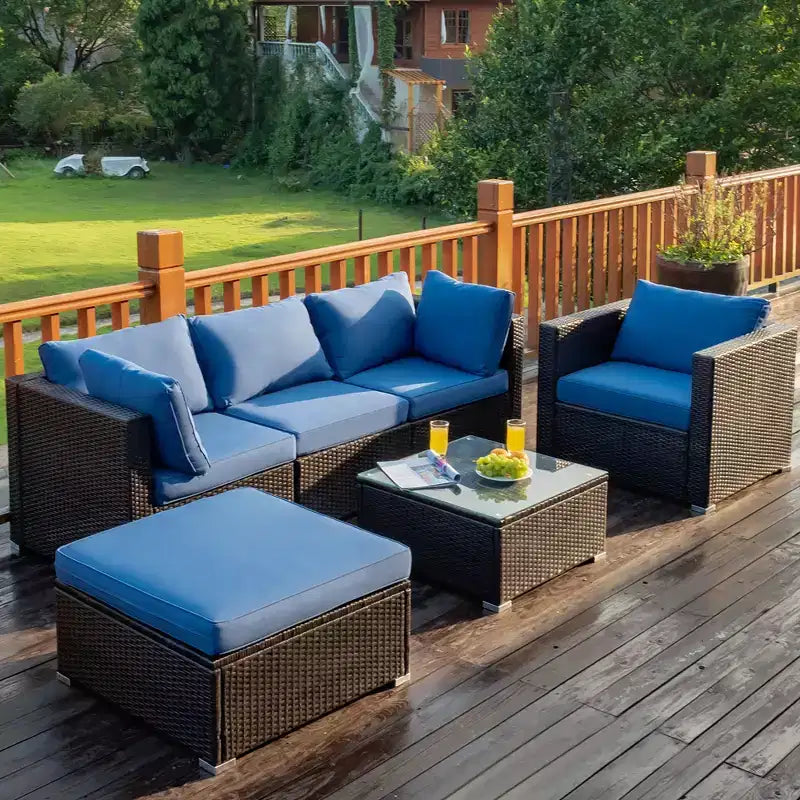 Conjunto de muebles de ratán para patio de 6 piezas de Costway, sofá seccional con cojines, mesa de centro y otomana, azul marino