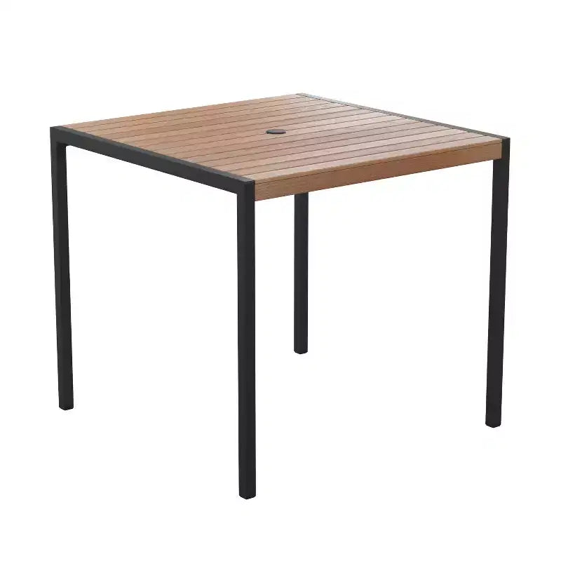 Conjunto de mesa para patio Emma and Oliver de 7 piezas - 4 sillas apilables de madera de teca sintética - mesa de madera de teca sintética - sombrilla con base
