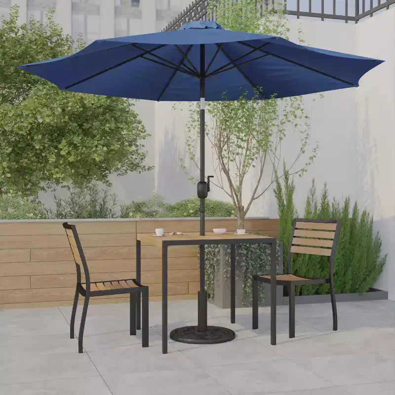 Ensemble de table de terrasse Emma and Oliver de 5 pièces - chaises empilables en faux teck synthétique - table en faux teck - parasol avec pied