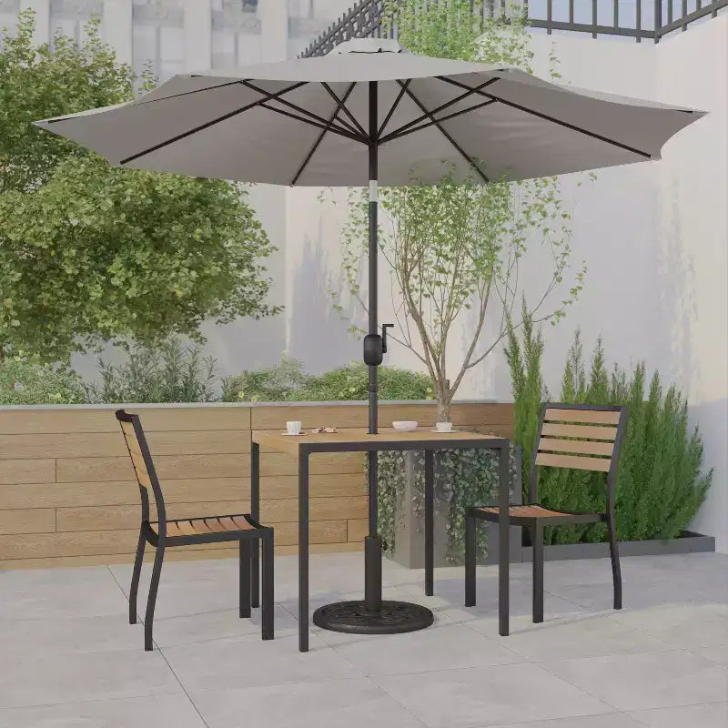 Ensemble de table de terrasse Emma and Oliver de 5 pièces - chaises empilables en faux teck synthétique - table en faux teck - parasol avec pied