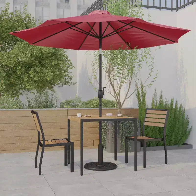 Ensemble de table de terrasse Emma and Oliver de 5 pièces - chaises empilables en faux teck synthétique - table en faux teck - parasol avec pied