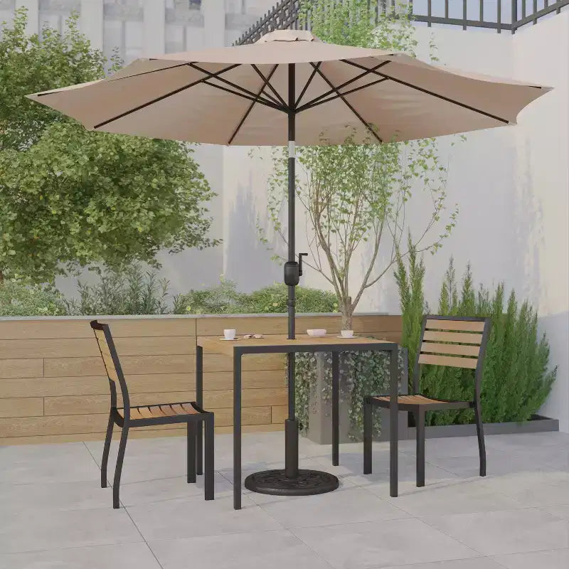 Ensemble de table de terrasse Emma and Oliver de 5 pièces - chaises empilables en faux teck synthétique - table en faux teck - parasol avec pied