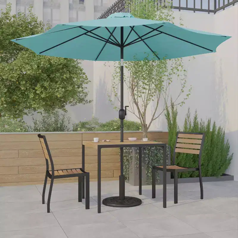 Ensemble de table de terrasse Emma and Oliver de 5 pièces - chaises empilables en faux teck synthétique - table en faux teck - parasol avec pied