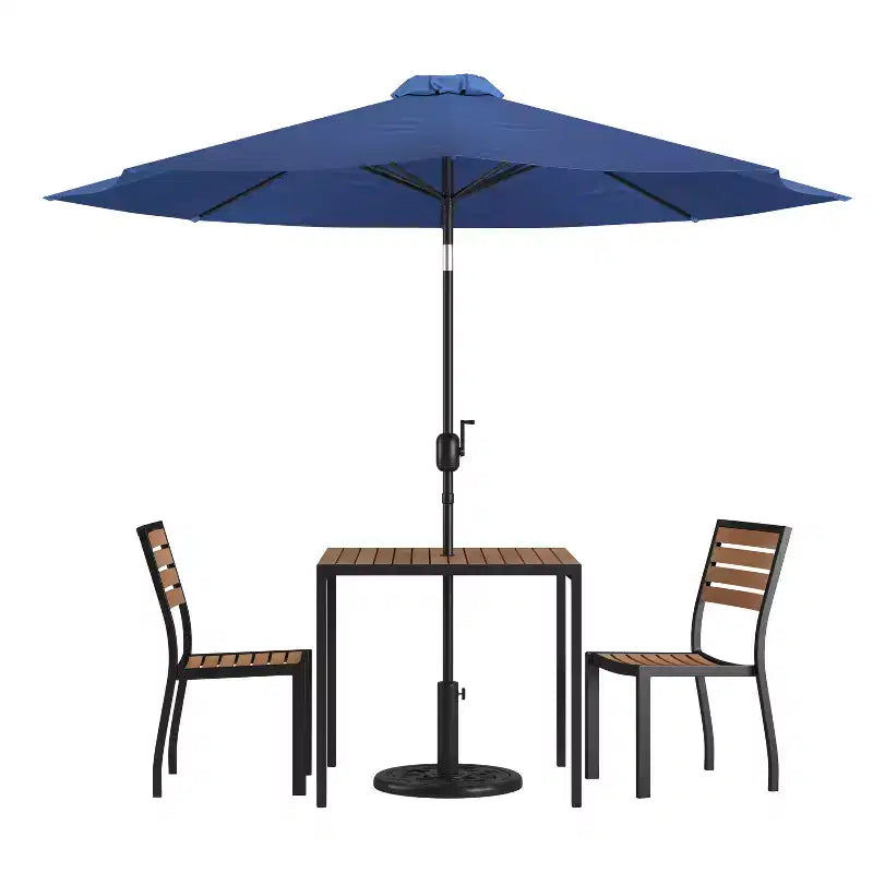 Conjunto de mesa para patio de 5 piezas Emma y Oliver: sillas apilables de teca sintética, mesa de teca sintética y sombrilla con base