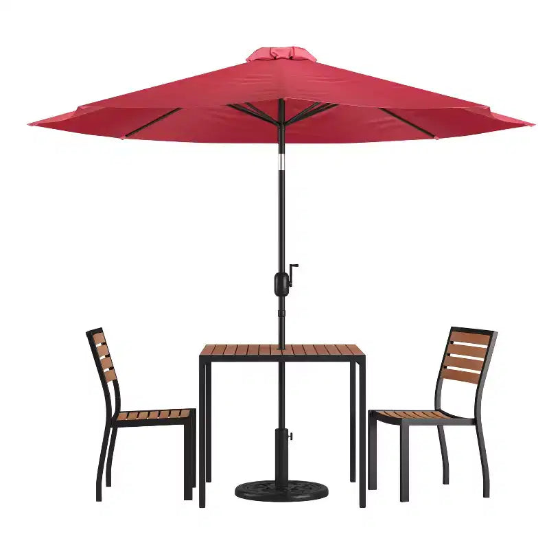 Conjunto de mesa para patio de 5 piezas Emma y Oliver: sillas apilables de teca sintética, mesa de teca sintética y sombrilla con base