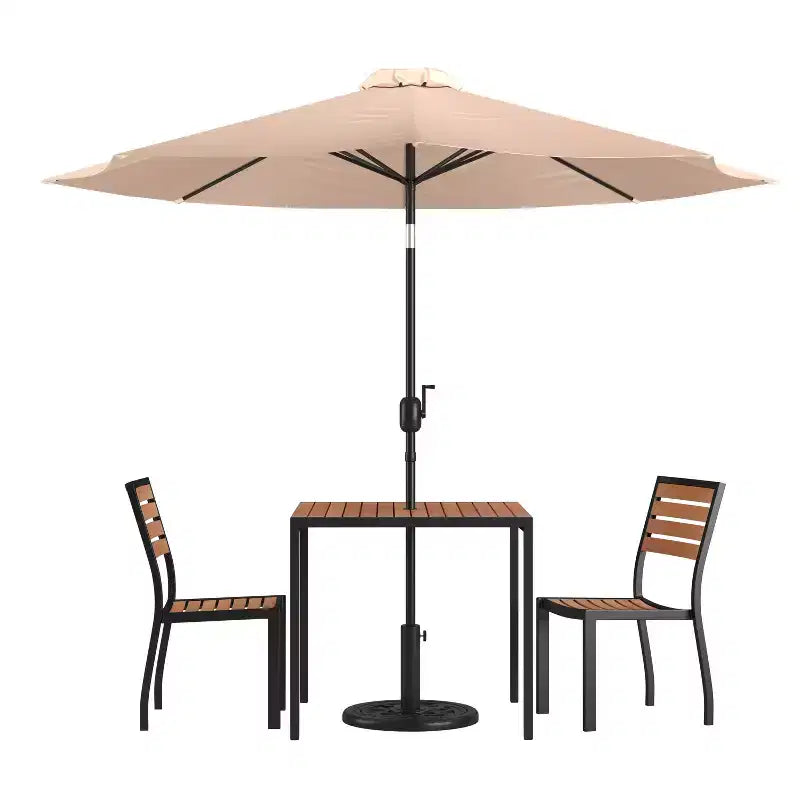 Conjunto de mesa para patio de 5 piezas Emma y Oliver: sillas apilables de teca sintética, mesa de teca sintética y sombrilla con base