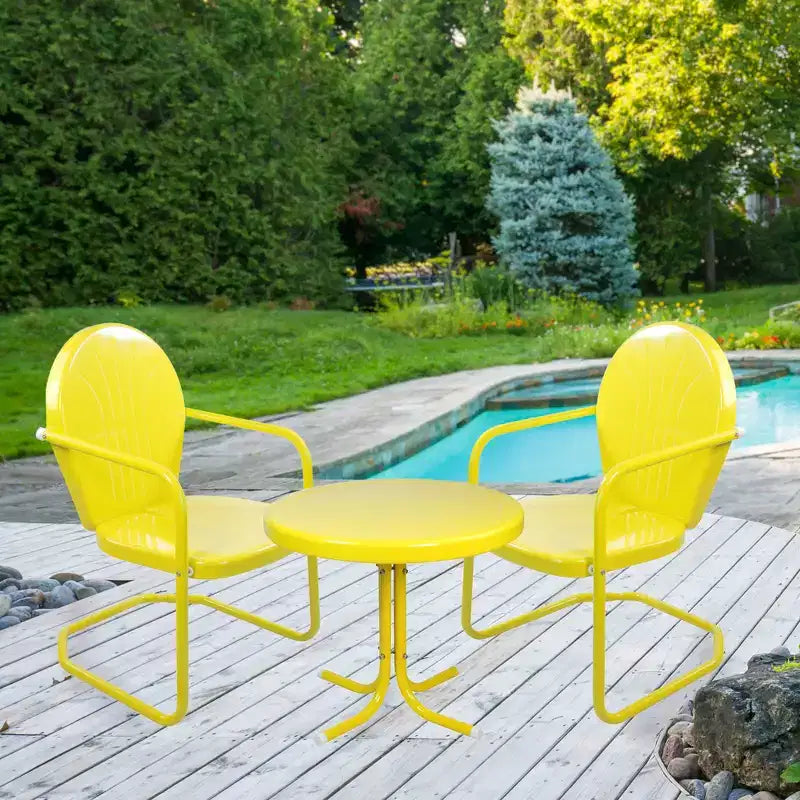 Conjunto de exterior Northlight de 3 piezas, sillas tulipán retro de metal y mesa auxiliar, amarillo