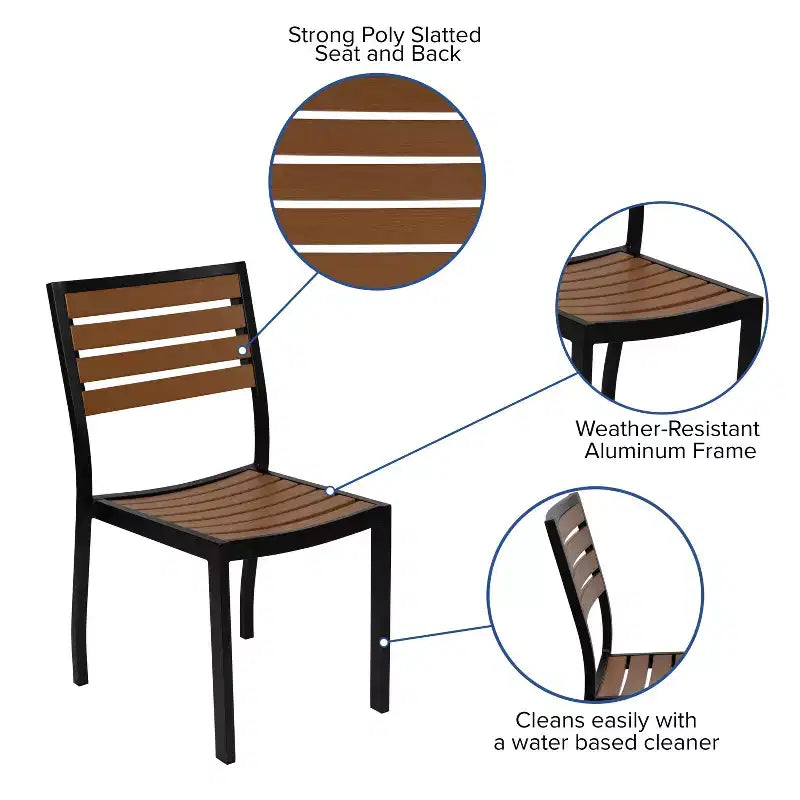 Ensemble de salle à manger de patio Merrick Lane en faux teck, cinq pièces - table, deux fauteuils club empilables sans accoudoirs, parasol gris de 9' et pied