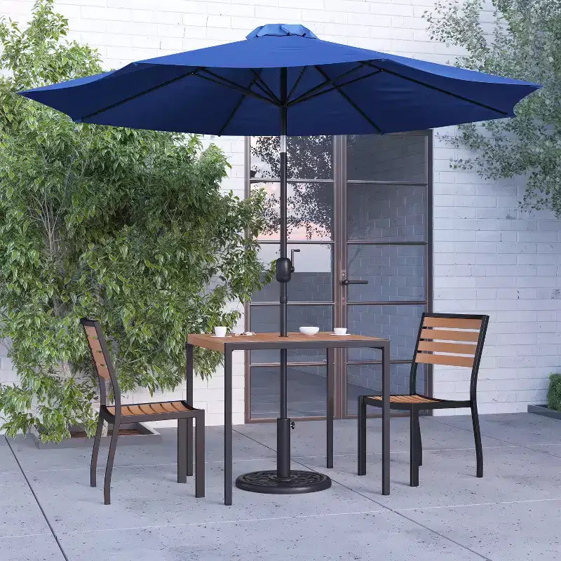 Ensemble de salle à manger de patio Merrick Lane en faux teck, cinq pièces - table, deux fauteuils club empilables sans accoudoirs, parasol gris de 9' et pied