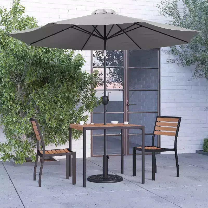 Ensemble de salle à manger de patio Merrick Lane en faux teck, cinq pièces - table, deux fauteuils club empilables sans accoudoirs, parasol gris de 9' et pied