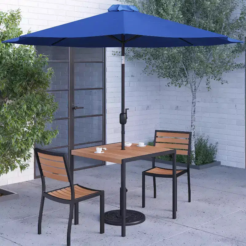 Ensemble de salle à manger de patio Merrick Lane en faux teck, cinq pièces - table, deux fauteuils club empilables sans accoudoirs, parasol gris de 9' et pied