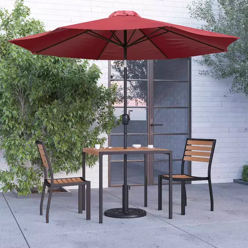 Ensemble de salle à manger de patio Merrick Lane en faux teck, cinq pièces - table, deux fauteuils club empilables sans accoudoirs, parasol gris de 9' et pied